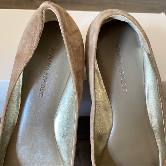 New Jewel/Bead Embellished Ballet Flats in Taupe Suede, 8.5, Banana Republic. - Picture 6 of 16